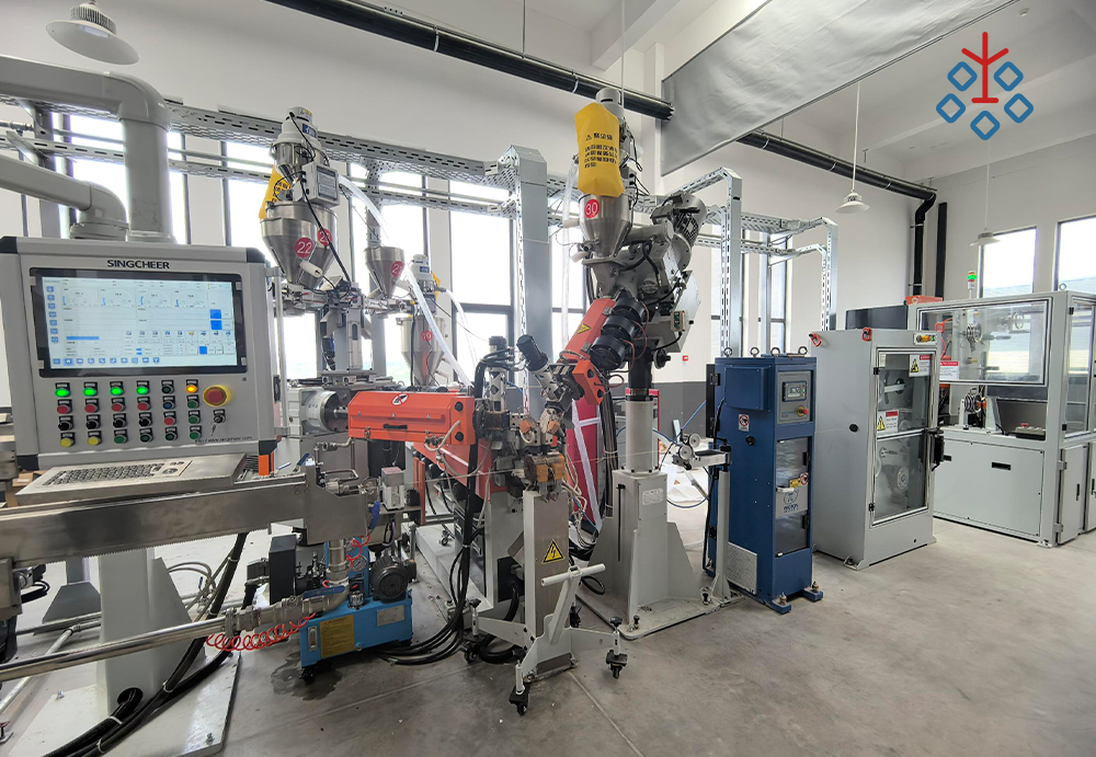 The production speed of low-smoke halogen-free flame-retardant cloth-covered wires reaches a maximum of 1200m/min, and the glue output is close to that of PVC.